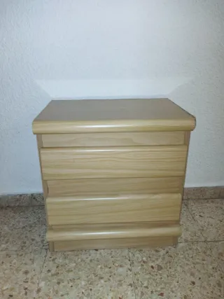 Mesita de noche de madera