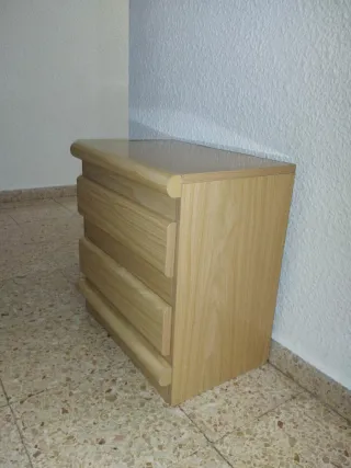 Mesita de noche de madera
