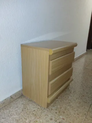 Mesita de noche de madera