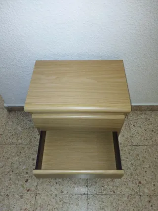 Mesita de noche de madera