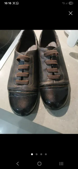 Zapatos de cordones marrones y negros