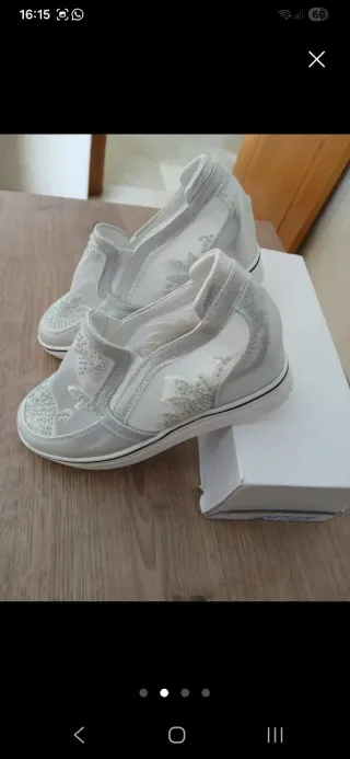 Zapatos de cordones marrones y negros