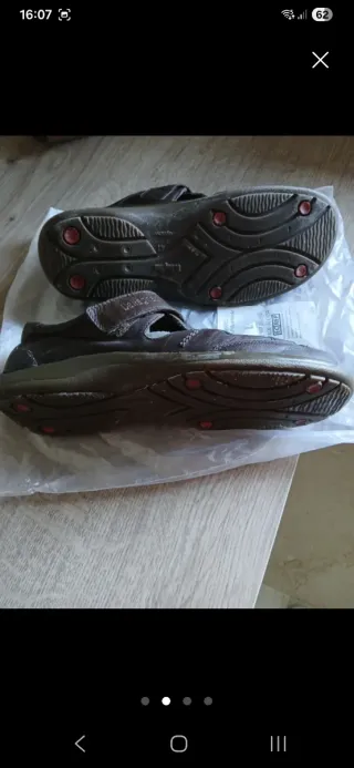 Zapatos de cordones marrones y negros