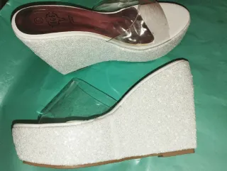 Cuñas blancas brillantes con plataforma