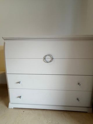 Mesitas de noche y cómoda dormitorio