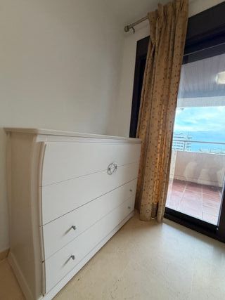 Mesitas de noche y cómoda dormitorio