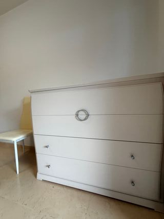 Mesitas de noche y cómoda dormitorio