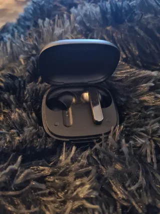 Cascos Inalámbricos Negros y Plateados