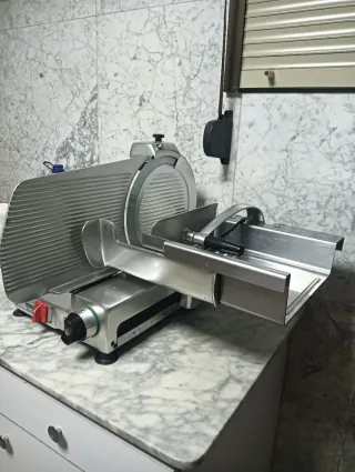 Vitrina Frigorífica y Cortadora Carnicería