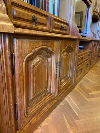Mueble de salón de madera y cristal