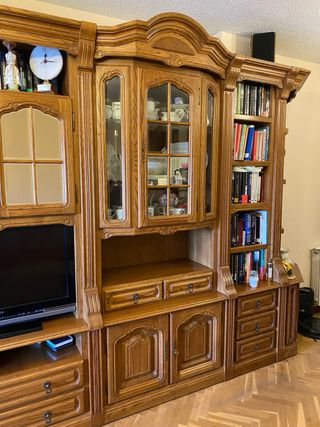 Mueble de salón de madera y cristal