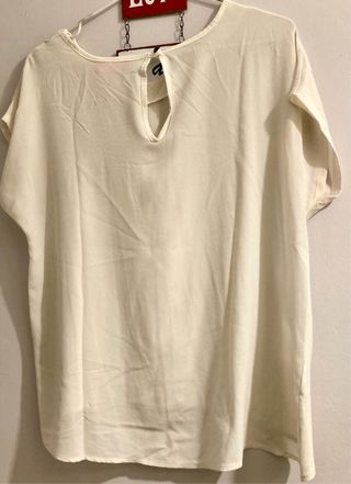 Blusa blanca con pliegue delantero