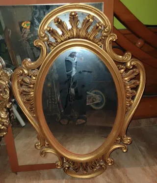 Espejo de madera Ovalado Dorado con Marco Tallado