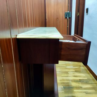Mesa de recibidor de mármol y madera con cajones