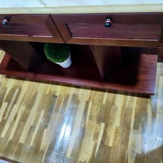 Mesa de recibidor de mármol y madera con cajones