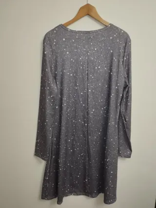 Vestido gris con estampado blanco