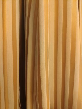 Tende in tessuto beige e gialle