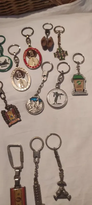 llaveros recuerdo de diferentes ciudades