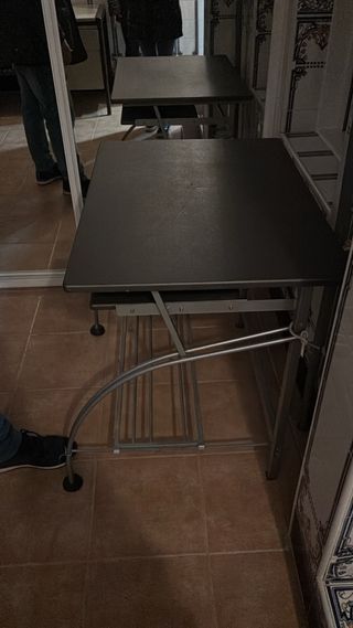 Mesa de estudio negra y gris