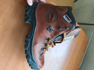 Botas de montaña de cuero con sistema goretex.