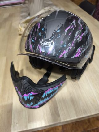 Casco de moto con visera y diseño