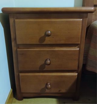 Mesita de noche de madera