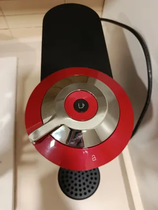 Cafetera Nespresso Vertuo Next Roja