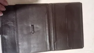 Cartera de piel marrón