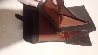 Cartera de piel marrón