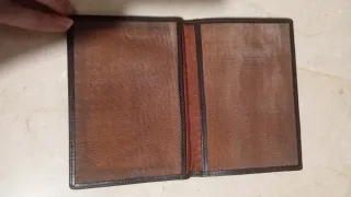 Cartera de piel marrón