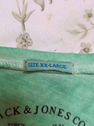 Camiseta Jack Jones verde con bolsillo estampado