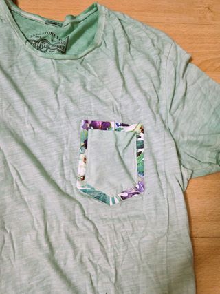 Camiseta Jack Jones verde con bolsillo estampado