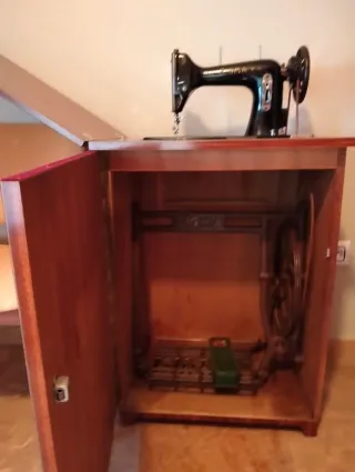 Máquina de coser Sigma antigua con mueble