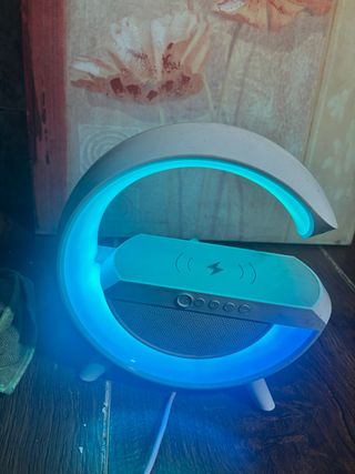 Altavoz con cargador inalámbrico y luz
