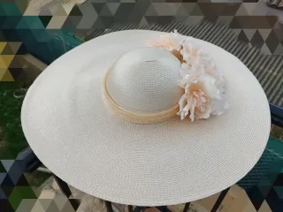 Pamela beige con flores laterales