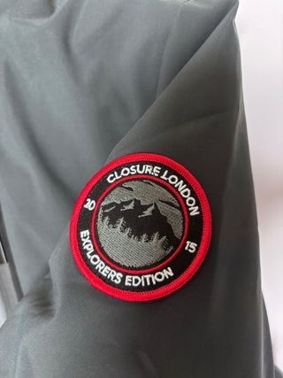 Chaqueta Closure London Gris con Capucha