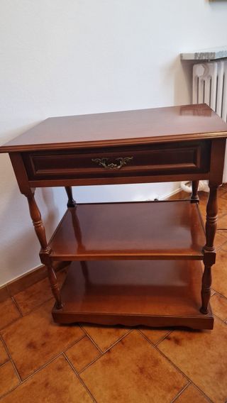 Mesa auxiliar de madera con cajón