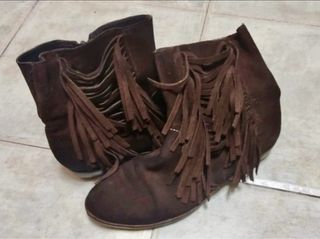 Botines marrones con flecos estilo boho western