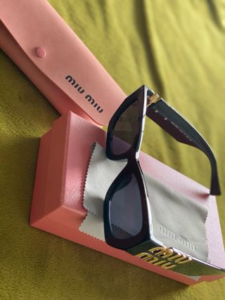 Gafas de sol Miu Miu negras
