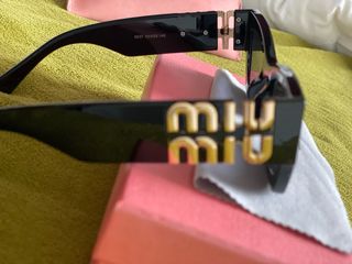 Gafas de sol Miu Miu negras
