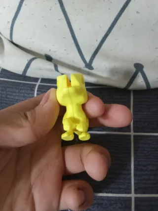 Dinosaurio amarillo de plástico