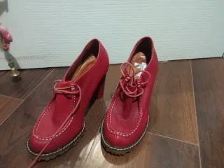 Zapatos Bimba y Lola rojos cordones