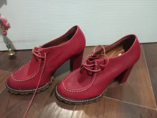 Zapatos Bimba y Lola rojos cordones