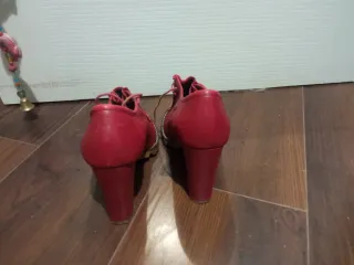 Zapatos Bimba y Lola rojos cordones