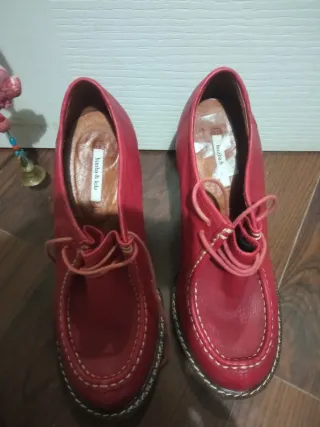 Zapatos Bimba y Lola rojos cordones