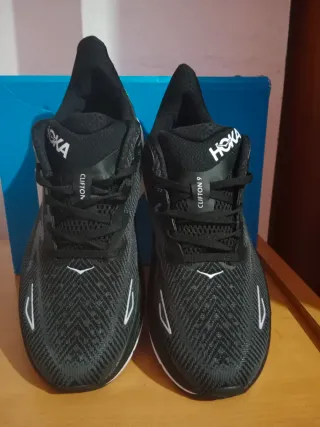 Zapatillas Hoka Negras y Blancas nuevas