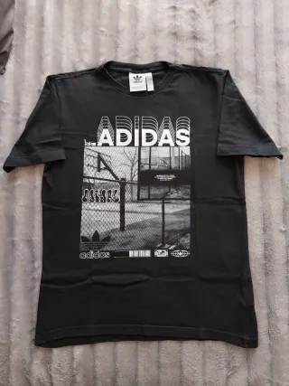 Camiseta Adidas Negra Estampada
