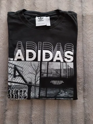 Camiseta Adidas Negra Estampada