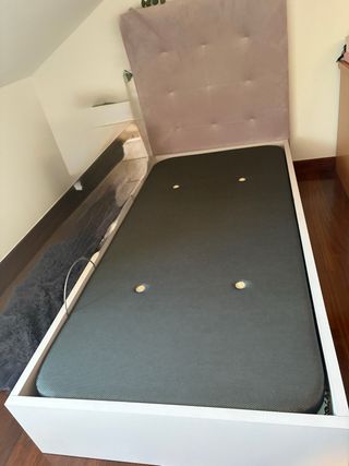 Cama con base tapizada y arcón