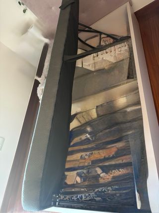 Cama con base tapizada y arcón